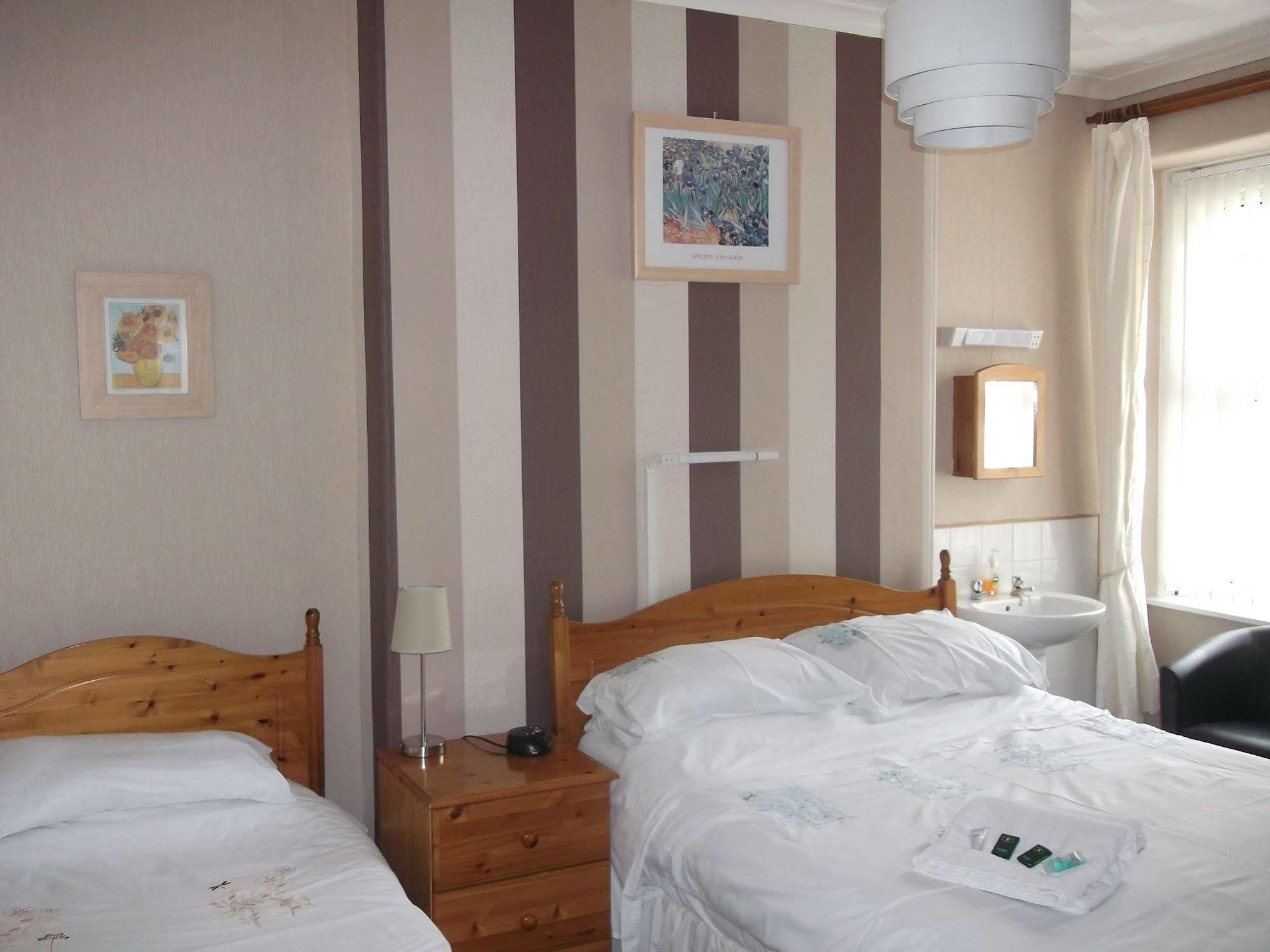 Hotel Wavecrest à Holyhead Extérieur photo